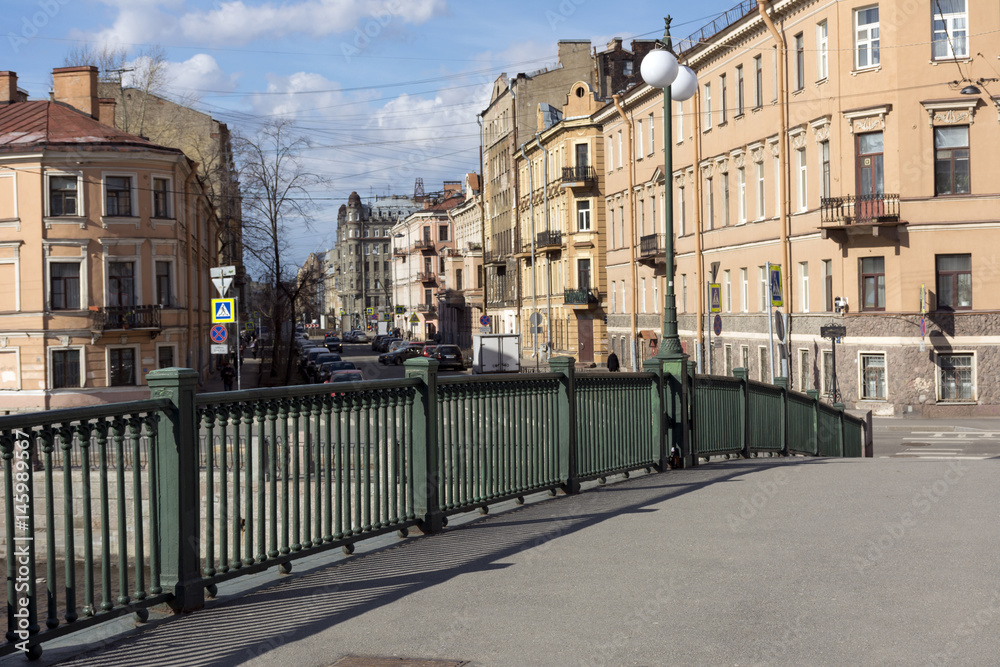 prospect, the bridge on the river Fontanka, St. Petersburg, buildings, street, cars on the road, the Windows, lamppost