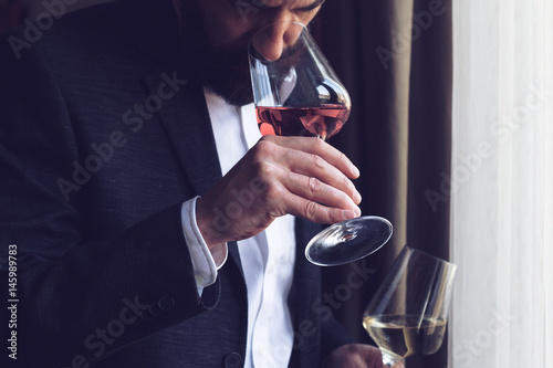 Canvas Print man tasting a glass of rose wine