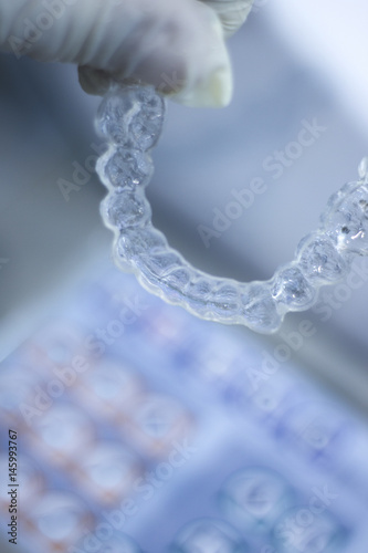 Invisible dental aligner brackets