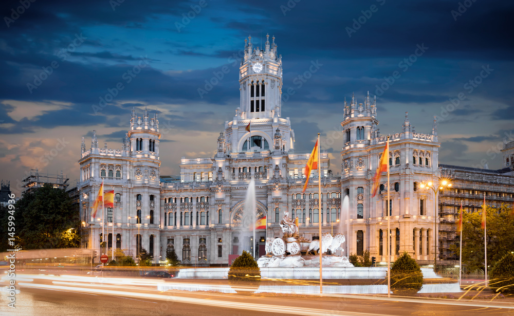 Fototapeta premium Palacio de Communicaciones in Madrid bei Nacht mit vorbeifahrenden Autos