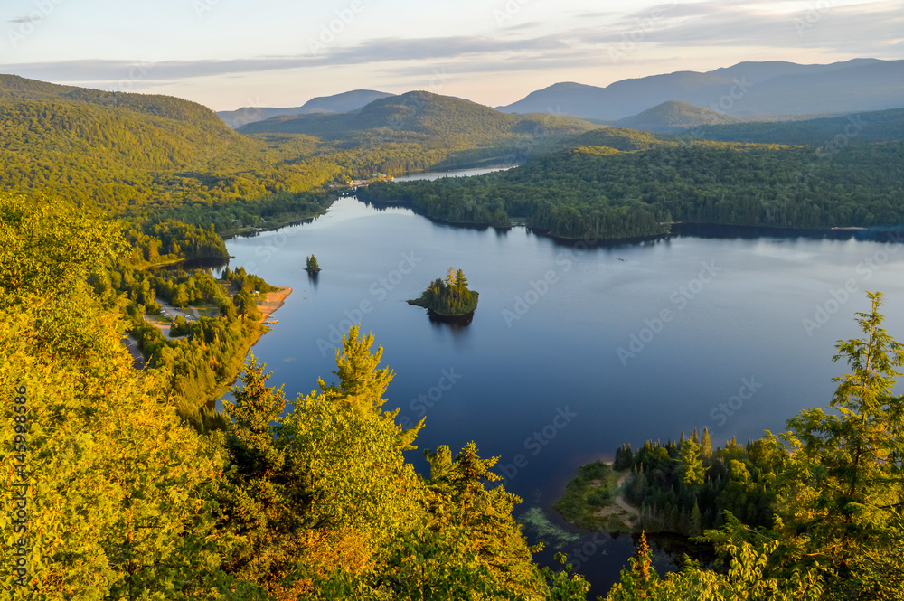 Fototapeta premium Malowniczy widok ze szczytu góry w Parku Narodowym Mont Tremblant.