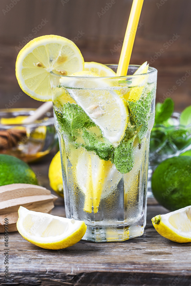 Fototapeta premium A wooden table drinks Lemon Mint