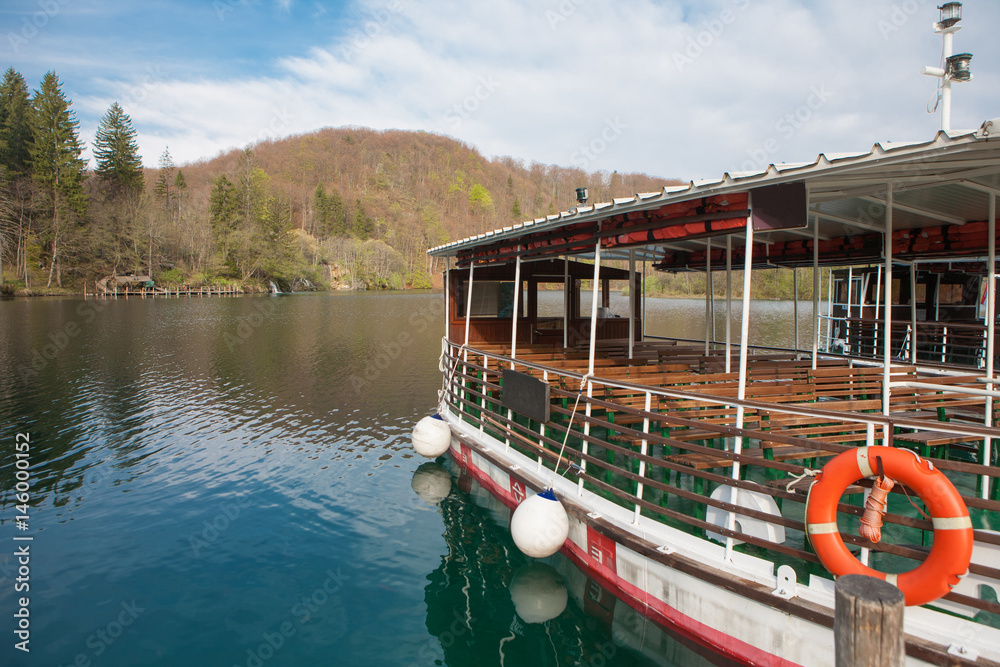 Fotografie River boat ready to go in Plitvice Lakes National Park, Croatia