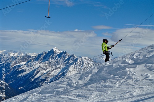 Tiroler Bergwelt im Schnee, am Stubaier Gletscher: zwei Skifahrer am Skilift / Schlepplift. Im Hintergrund die Schneeberge, Österreich