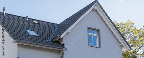 Giebel eines Hauses mit Fenstern