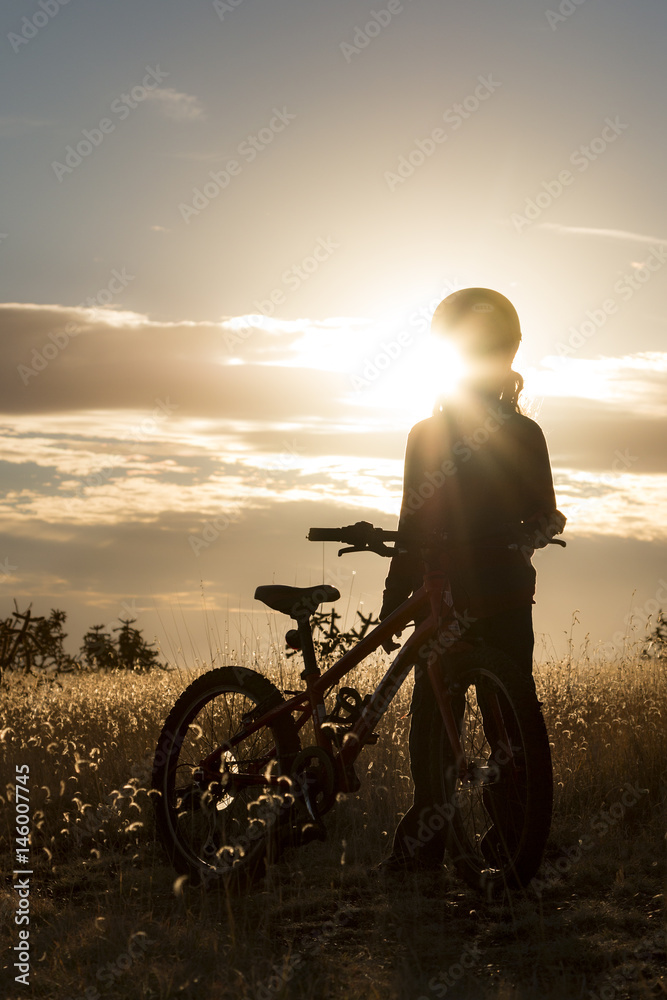 Obraz premium Boy mountain biker in a field 