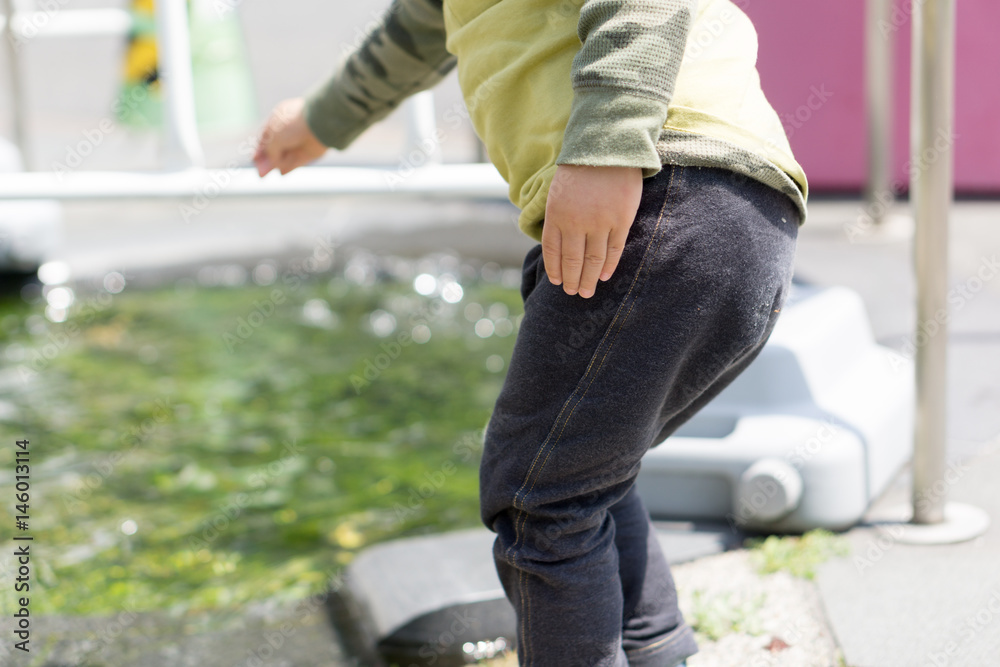 子供 遊ぶ 後ろ姿 子供 遊ぶ 後ろ姿