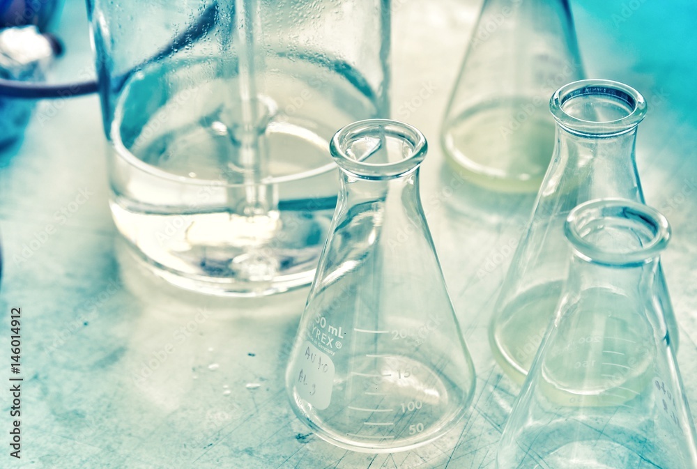 Φωτογραφία Glassware chemical with light blue tone