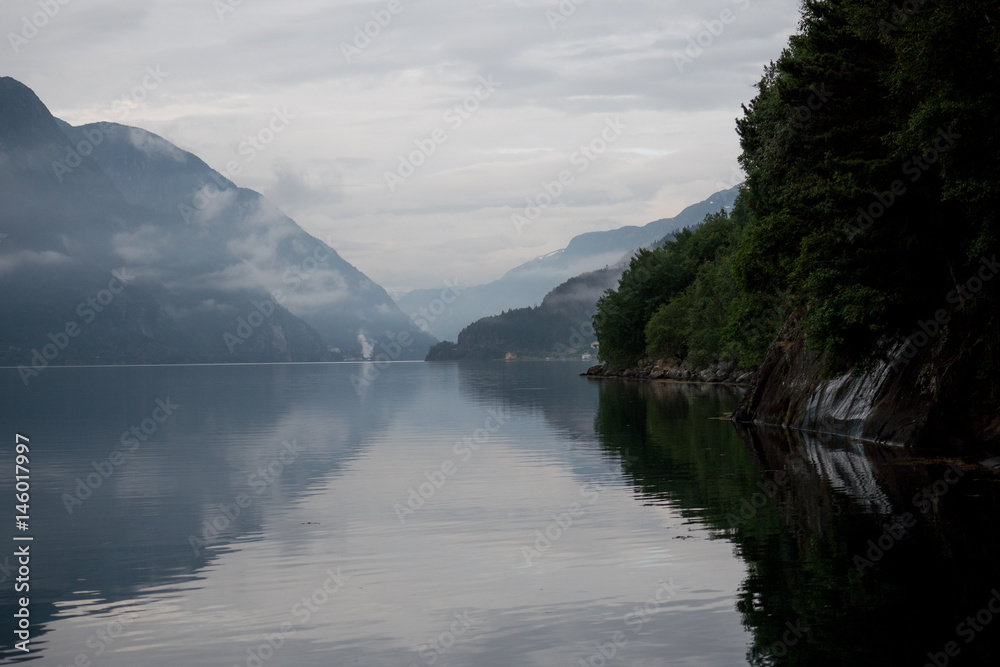 Obraz premium Norway - ideal fjord reflection in clear water