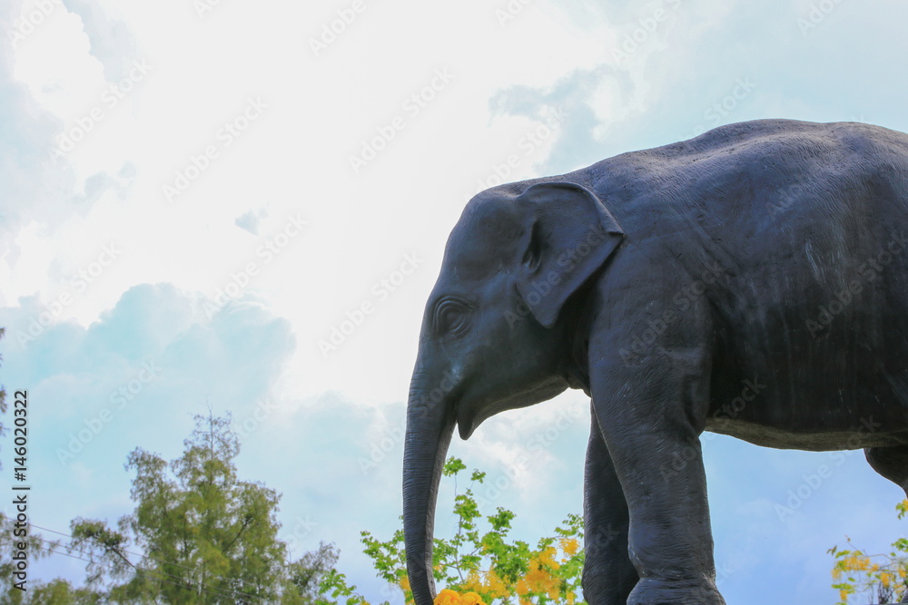 Fototapeta premium elephant statues in Thai temple public park