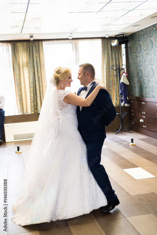 Fototapeta premium Wedding couple and their first dance