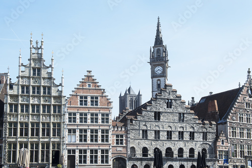 Historische Häuserfassaden an der Leie (im Hintergrund Glockenturm), Gent, Belgien