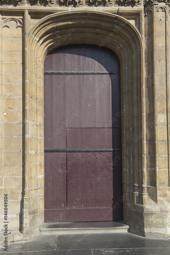 Geschlossene Türe am Portal der St. Bavo-Kathedrale in Gent, Belgien
