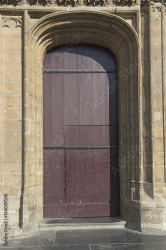 Geschlossene Türe am Portal der St. Bavo-Kathedrale in Gent, Belgien © tauav