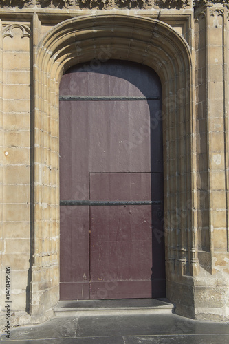Geschlossene Türe am Portal der St. Bavo-Kathedrale in Gent, Belgien