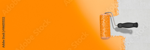 Graue Tapete orange streichen