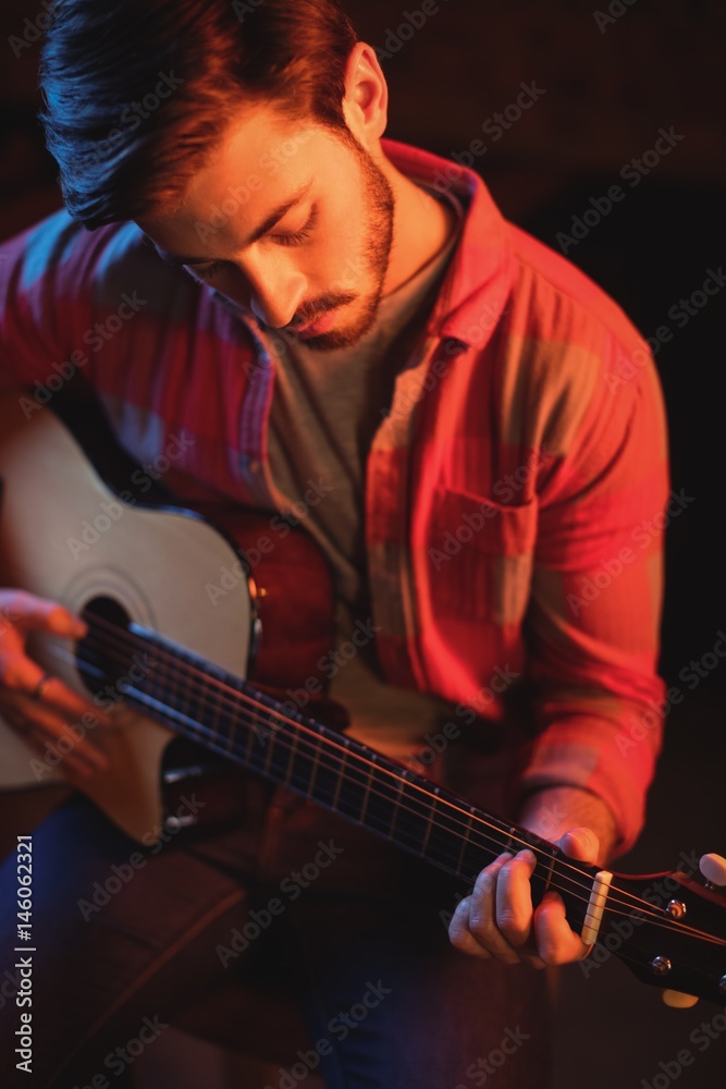 Obraz premium Young man playing guitar 