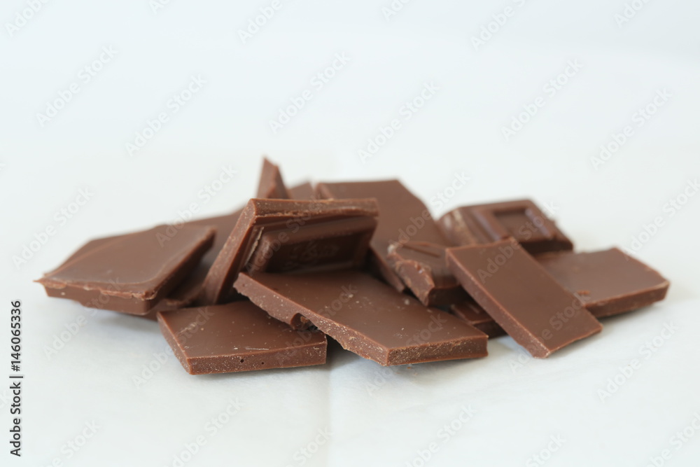 割った板チョコレート