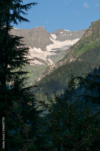 Beautiful snow capped mountains view around old manali © Voratham Yuangngoen
