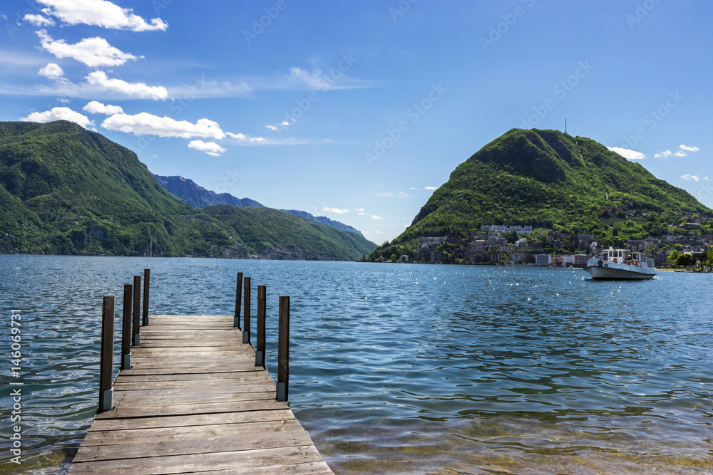 Steg führt zum Wasser in Lugano