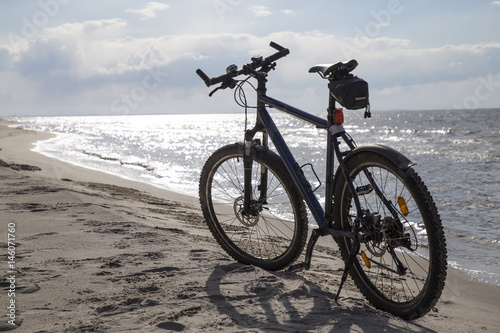Fototapeta Naklejka Na Ścianę i Meble -  rower na plaży