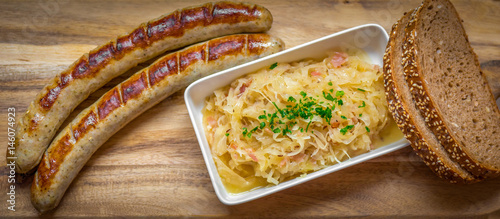 Nürnberger, Thüringer, Rostbratwürste mit Sauerkraut und Brot, serviert mit Bier