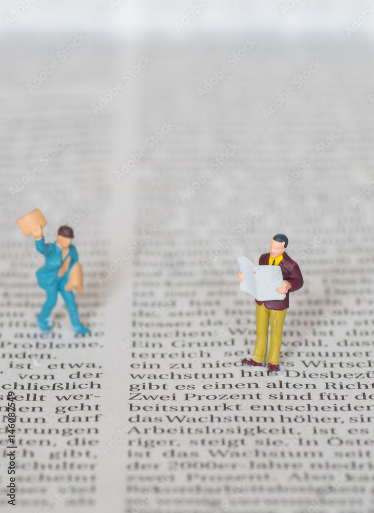 Zeitungsjunge und Abonnent beim Lesen