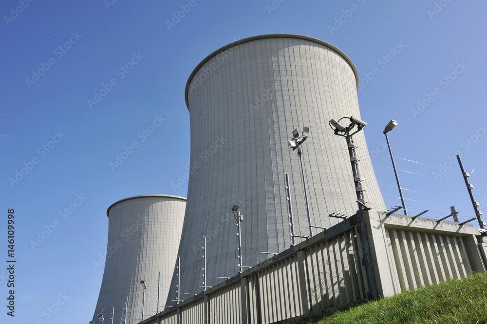 Kühltürme und Überwachungsanlage eines Kernkraftwerks