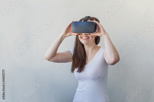 Woman using VR headset © Юлия Завалишина