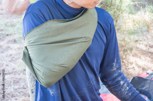 dislocation of joint shoulder first aid by triangle fabric