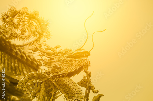 Fototapeta chiński złoty smok złoty luksusowy odcień koloru na tle