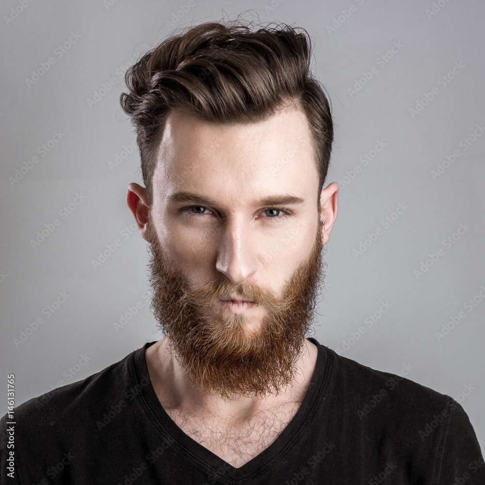 Obraz premium Very angry young man isolated on gray background