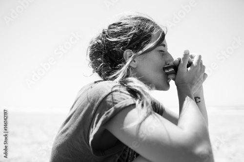 Cuadro en lienzo Woman playing on harmonica on the beach