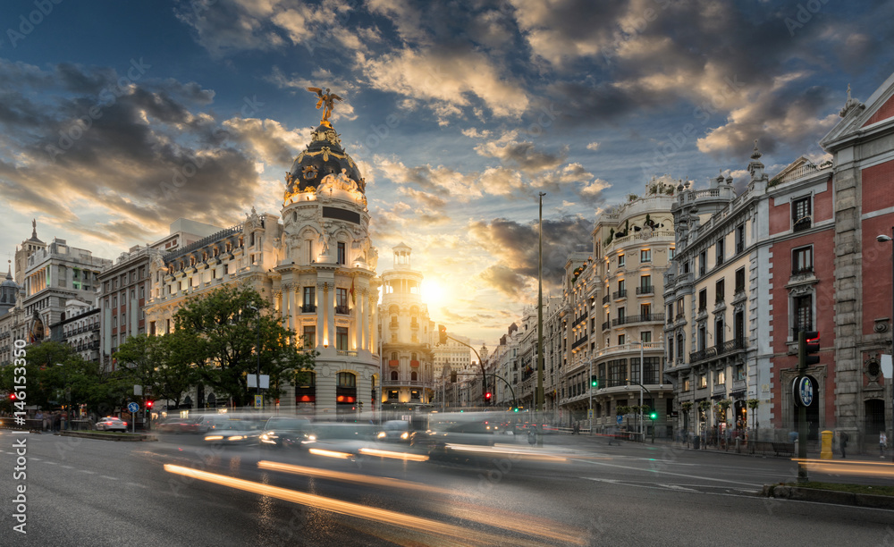 Fototapeta premium Ulica handlowa Gran Via w Madrycie, Hiszpania, o zachodzie słońca