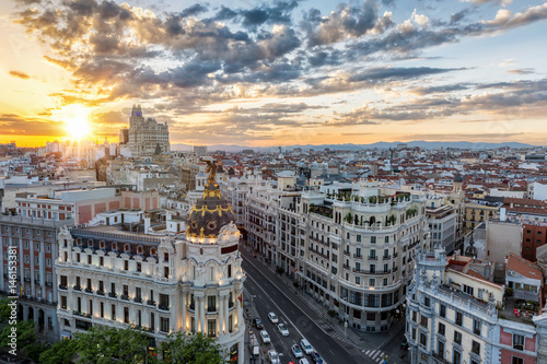 Die Skyline von Madrid, Spanien, bei Sonnenuntergang