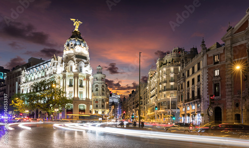 Madrid am Abend: Die beleuchtete Einkaufsstraße Gran Via mit Verkehr