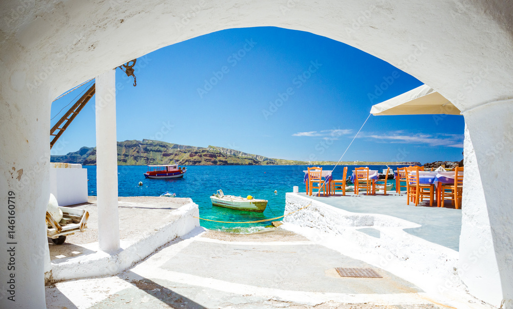 Fototapeta premium Stary schronienie Ammoudi pod sławną wioską Ia przy Santorini, Grecja.