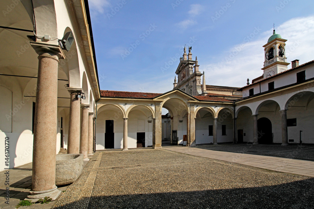 il chiostro della Certosa di Garegnano; Milano