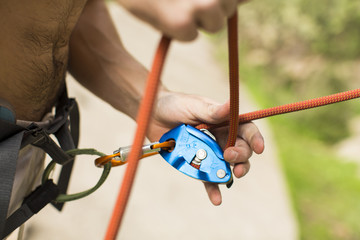 Canvas schilderij Alpinisme Karabijnhaken voor veilig klimmen  © juananbarros