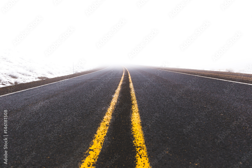 Obraz premium Foggy Winter Highway
