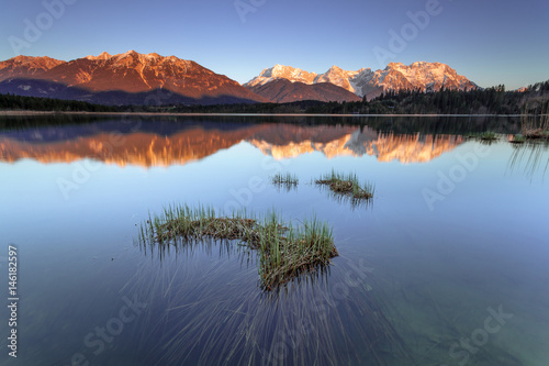 Barmsee und Alpen am Abend in Bayern