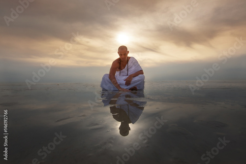 Quadro su tela Monk novice looks into his reflection