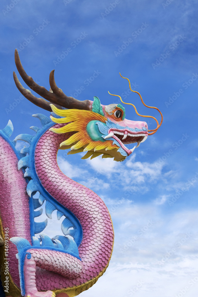 Obraz premium Dragon statue and sky background