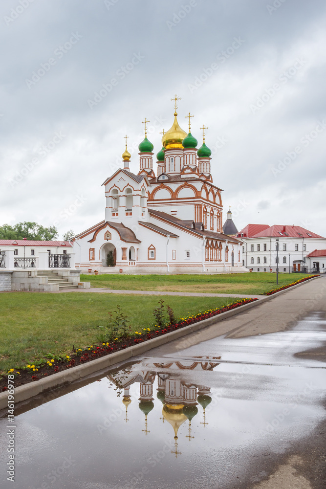 Собор Сергия Радонежского Троице-Варницкого монастыря с отражением в поселке Варницы Ярославской области