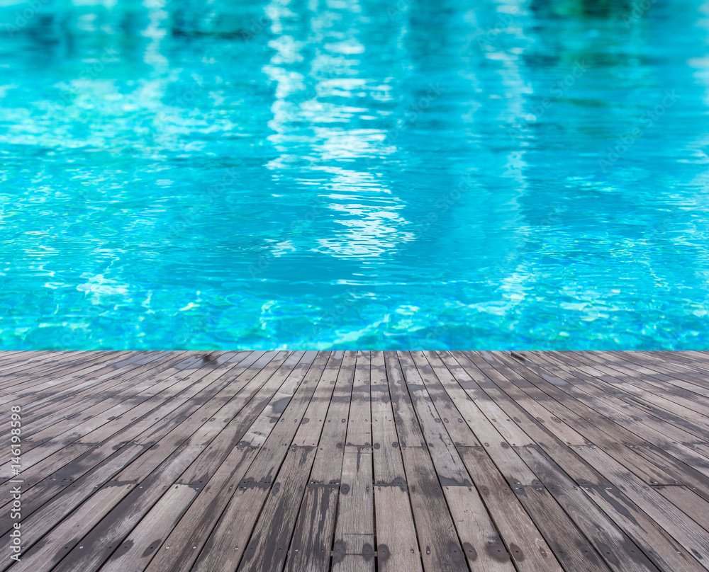 piscine bleue et plage mouillée en bois