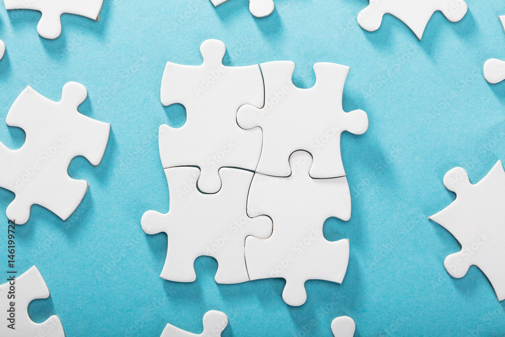 Obraz premium White Jigsaw Puzzles On Blue Background