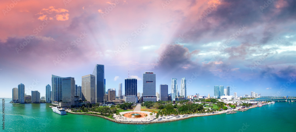 Naklejka premium Panoramiczny widok z lotu ptaka na centrum Miami o zachodzie słońca. Budynki i ocean