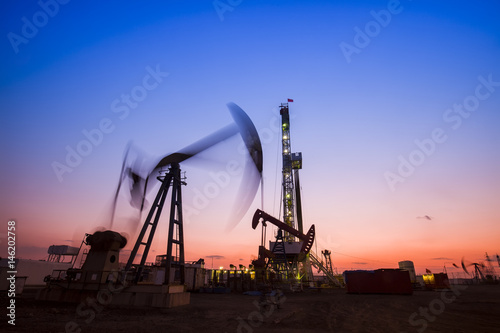 Konstfotografi In the evening of oilfield derrick