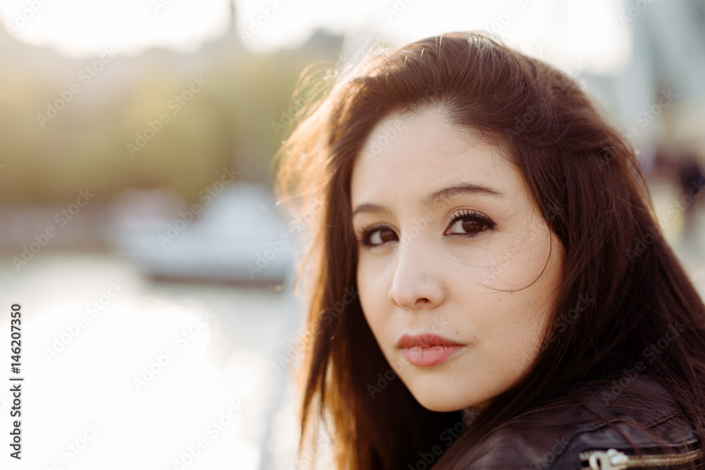 Portrait einer jungen Frau auf Brücke in Gedanken Portrait einer jungen Frau auf Brücke in Gedanken
