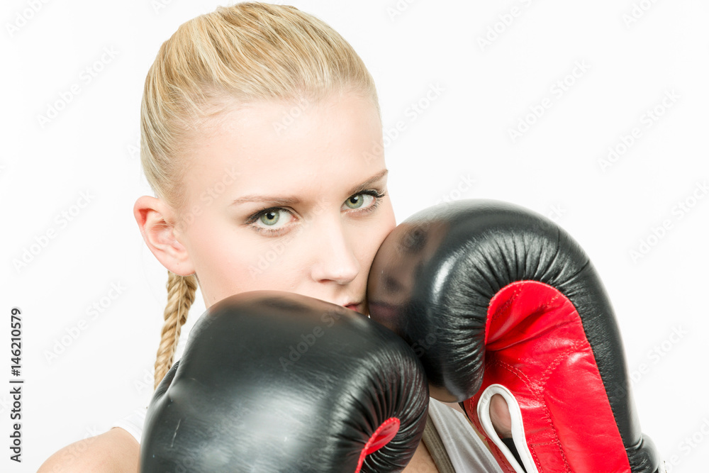 Junge Frau mit Boxhandschuhen und Deckung Junge Frau mit Boxhandschuhen und Deckung